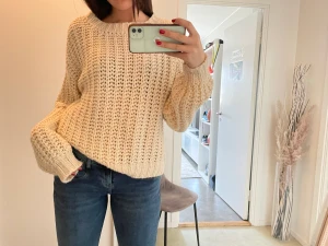 Stickad tröja - Säljer min favorit stickade tröja! Den är så snygg till allt, speciellt sena sommarkvällar med en kjol och boots eller sneakers, ÄLSKAR! Storlek S/M 200kr skriv för fler bilder💋🙏