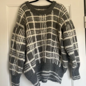 Vintage stickad tröja - Egenstickad tröja, köpt secondhand. Strl L/XL 🥰