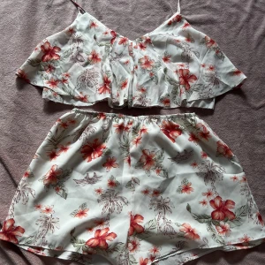 Linne + shorts - En blommig jumpsuit som jag klippt. Kan köpas separat (säljer för att den är för liten) 40 kr för båda