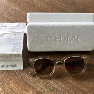 Chimi solglasögon  - Bra skick inte använd mycket alls perfekt till sommaren med fräsch färg passar alla huvudstorlekar skick 9,7/10 Modell:02 Köpt 2 år sedan