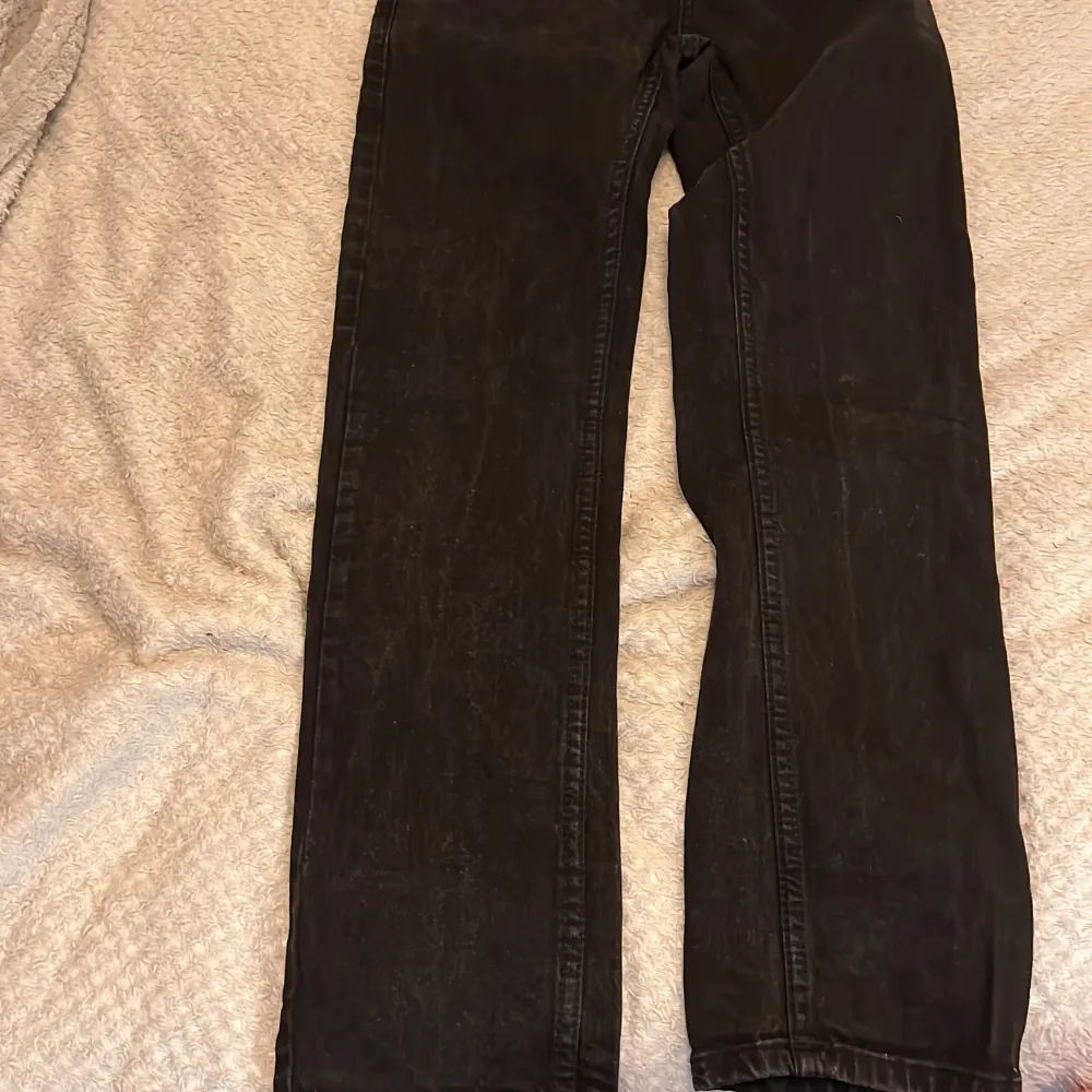 Svarta midweist Levis jeans i modellen Slim. Jeans & Byxor.
