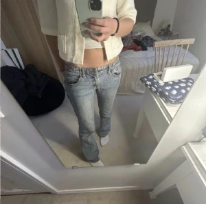 brandy melville byxor❤️ - jätte fina brandy byxor som tyvärr var lite för stora för mig❤️ lite slitet längst ned (se på tredje bilden) dem vad så när jag fick dem (jag köpte från plick) FÖRSTA TVÅ BILDERNA ÄR LÅNADE TRYCK INTE KÖP NU