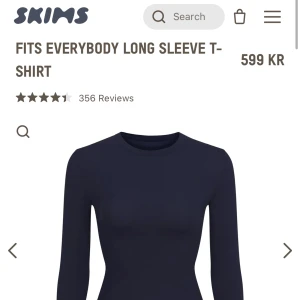 Limited edition skims 💙 - ”Fits everybody long sleeve t-shirt” i slutsålda limited edition färgen navy💙🌊 Helt oanvänd med alla etiketter kvar!!  Superfin, men säljer då färgen inte riktigt passar mig…Bara att höra av sig vid frågor🫶
