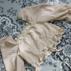 *HELT NY OANVÄND* sommartopp  - Jättefin beige topp till sommaren, liten knytningsdetalj i ryggen.  Aldrig använd! Kan skickas😊 