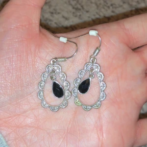 2st Silver örhängen  - Osäker men kan vara äkta silver  (Tagit med blixt om det ser ut som fel är det inga på dom)