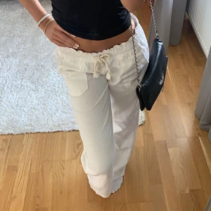 Roxy linnebyxor - Säljer roxy linnebyxor i storlek xs. Högsta bud säljer jag till, buda privat:) har de även i svart om någon är intresserad! BUD PÅ 800!!!!
