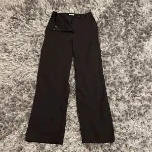 Kostymbyxor  - Kostymbyxor i strl 36. 