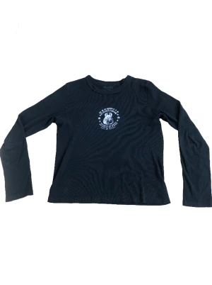 Brandy Melville topp - Säljer min brandy Melville Nashville topp. Tröjan är mörkblå i super skick. Köpte för 299, pris kan som alltid diskuteras vid snabb affär. Skriv för fler mått eller bilder❤️