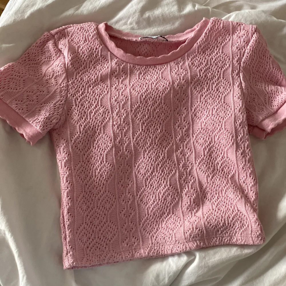 Säljer min söta rosa zara tröja 💕🏝️ säljer pga rensar garderoben 😇💕 Den är i storlek S men passar XS och S 💕😍 säljer den för 200kr då den är i väldigt fint skick . T-shirts.