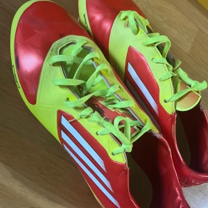 Fotboll skor - De börjar bli för små för mig tyvärr. Men de har ganska många flekar tycker jag.