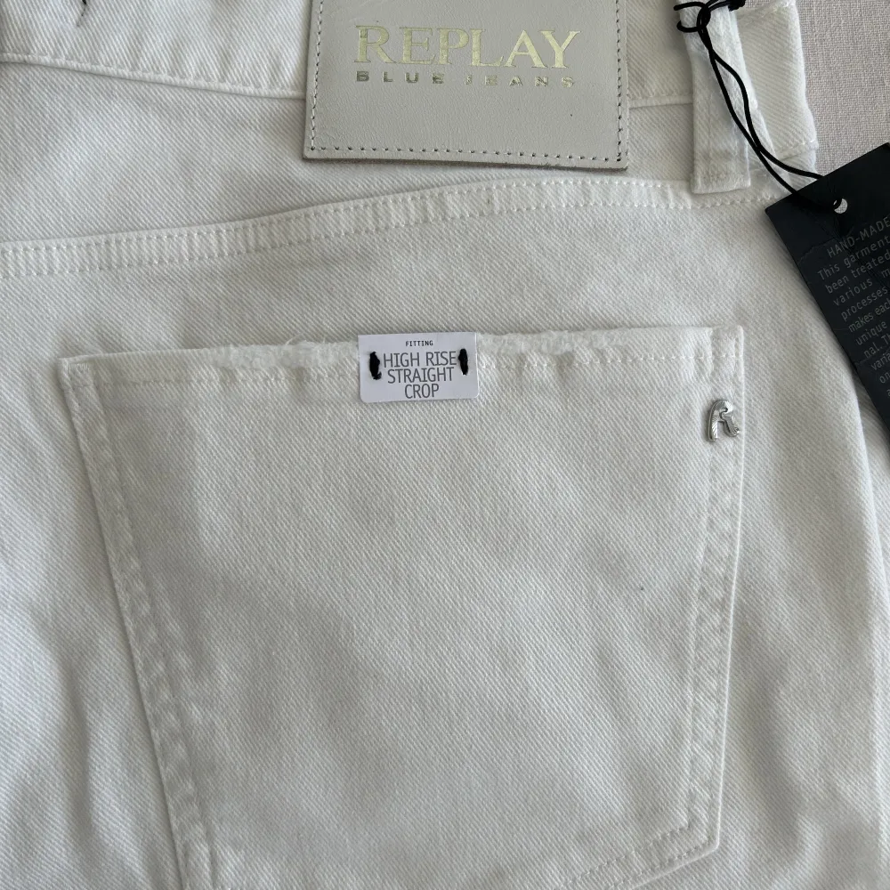 Vita Reply jeans modell Maijke med slitningar och avklippta fransiga benslut. High Rise , straight crop. Helt nya med tags kvar aldrig använda pga fel storlek och jag missade att skicka tillbaka dem innan returrätten gick ut. . Jeans & Byxor.