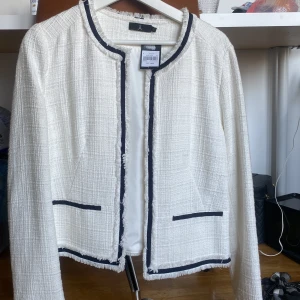 Kofta/Jacka - Säljer min oanvända kofta/jacka. Väldigt fin speciellt nu till våren💘Köptes för 500! Storlek M men passar även S