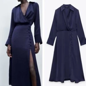 Zara midiklänning satin - Mörkblå midiklänning i satin, hög slits på ena sidan och djup urringning. Jättfint skick, endast använd ett fåtal gånger. Färgen är svår att fånga men tyget är glansigt som på första bilden!✨