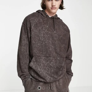 brun hoodie - stentvättad oversized hoodie som är köpt på asos! väldigt sparsamt använd :-) ursäkta att den är så skrynklig på bilderna, bara hojta till så fixar jag bättre bilder