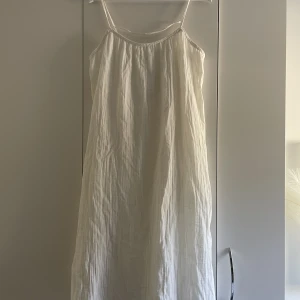 Vit sommarklänning - Nyinköpt klänning med prislapp kvar. Passar bra till sommaren. 