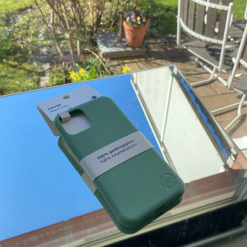 Säljer ett helt nytt och oöppnat mobilskal från flying tiger i färgen grön💚 för en iPhone 11 pro . Övrigt.