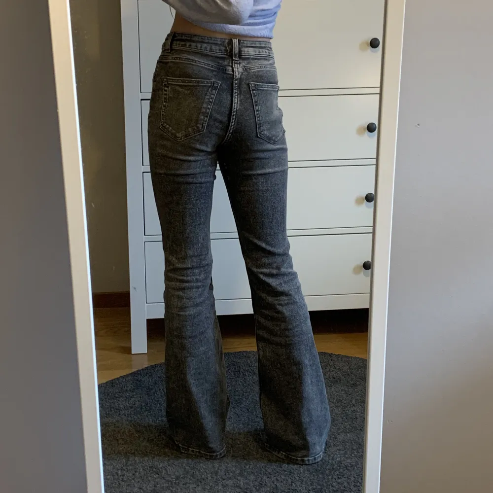 Gråa jeans från H&M i storlek 34. Bra skick men säljer då de inte kommer till användning. Jag är 160 cm. Köparen står för frakten. 😊💕. Jeans & Byxor.