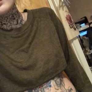 Supermjuk kort tröja - Oliv grön Klippt Ej använd
