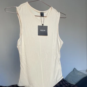 Basic body - Endast testad body från SHEIN med prislapp kvar. Skönt material och knäppning längst ner men satt inte så bra på mig :( Något see through