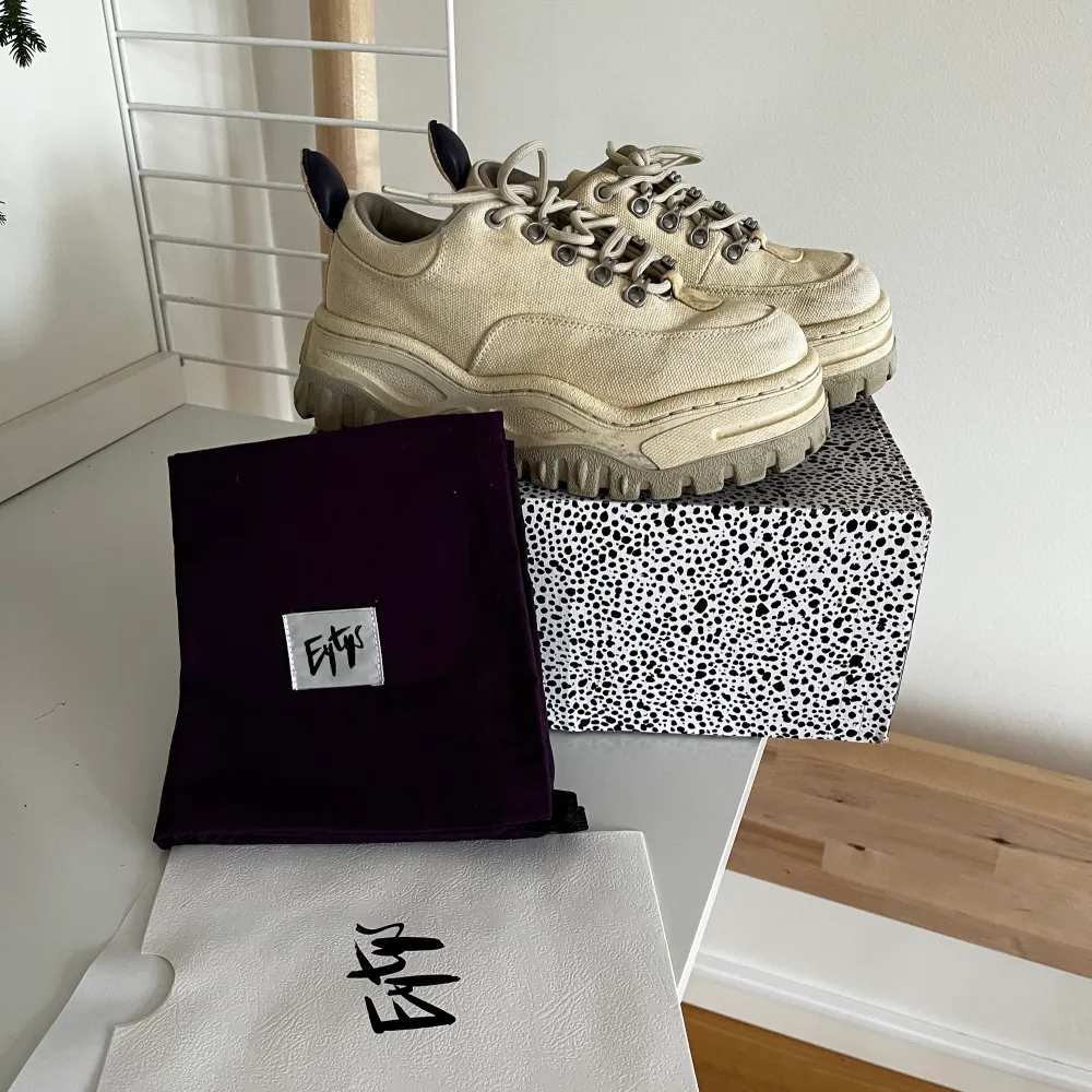 Säljer mina snygga sneakers från Eytys för halva priset! De är använda men fortfarande i fint skick. Skokartong från Eytys, dustbag samt kvitto medföljer.   Modell: Angel Canvas Ecru  Storlek: 37 Inköpspris: 2400kr . Skor.