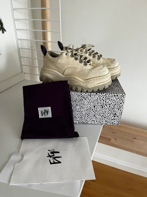 Angel Canvas Ecru - Eytys sneakers  - Säljer mina snygga sneakers från Eytys för halva priset! De är använda men fortfarande i fint skick. Skokartong från Eytys, dustbag samt kvitto medföljer.   Modell: Angel Canvas Ecru  Storlek: 37 Inköpspris: 2400kr 