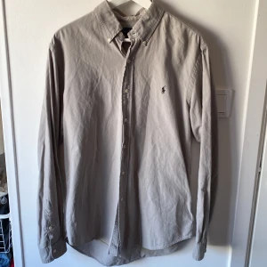 Polo ralph lauren skjorta - Jätte populär polo raulph lauren skjorta som jag säljer för jag ej använder den något mer. Storlek L Kan gå ner i pris vid snabb affär