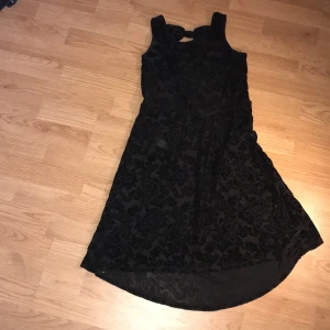 Klänning - Svart detaljerad klänning med en rosett bak. Inga synliga skador. Använt den 3 gånger.