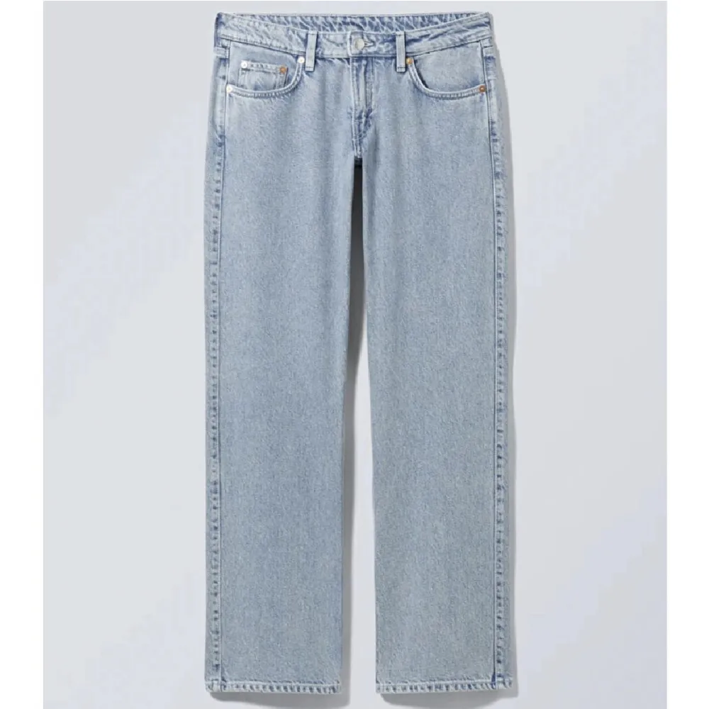Ett par lågmidjade jeans från weekday nypris 600 säljer för 300. Jeans & Byxor.