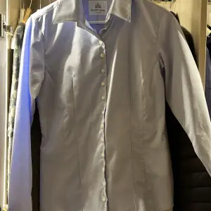 Ljusblå dam skjorta från The Shirt Factory. Storlek 36  Nypris 1099kr