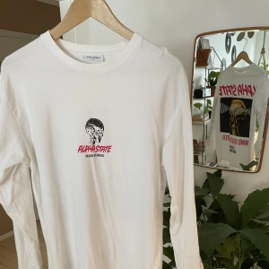 Långärmad t-shirt med tryck - Snygg vit långärmad t-shirt med tryck. Köpt på Carlings. 