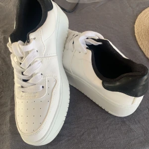 Vita sneakers H&M strl 39 - Använda fåtal gånger Mycket fint skick 125 +frakt