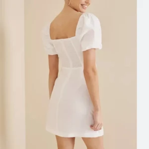 Vit klänning  - Säljer min student klänning. En vit snygg klänning från Nelly som är använd endast en gång. Orginalpris 450