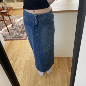 Jeanskjol - Jeanskjol!! Köpt på plick men vart lite för stor för mig :)