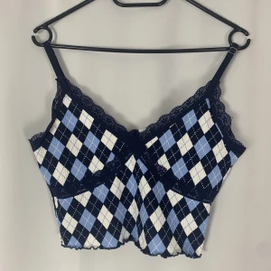 Mönstrad topp - Oanvänd topp i storlek m. Stretchigt och skönt material. Köpes gärna tillsammans med andra toppar för samfrakt och bättre pris💕