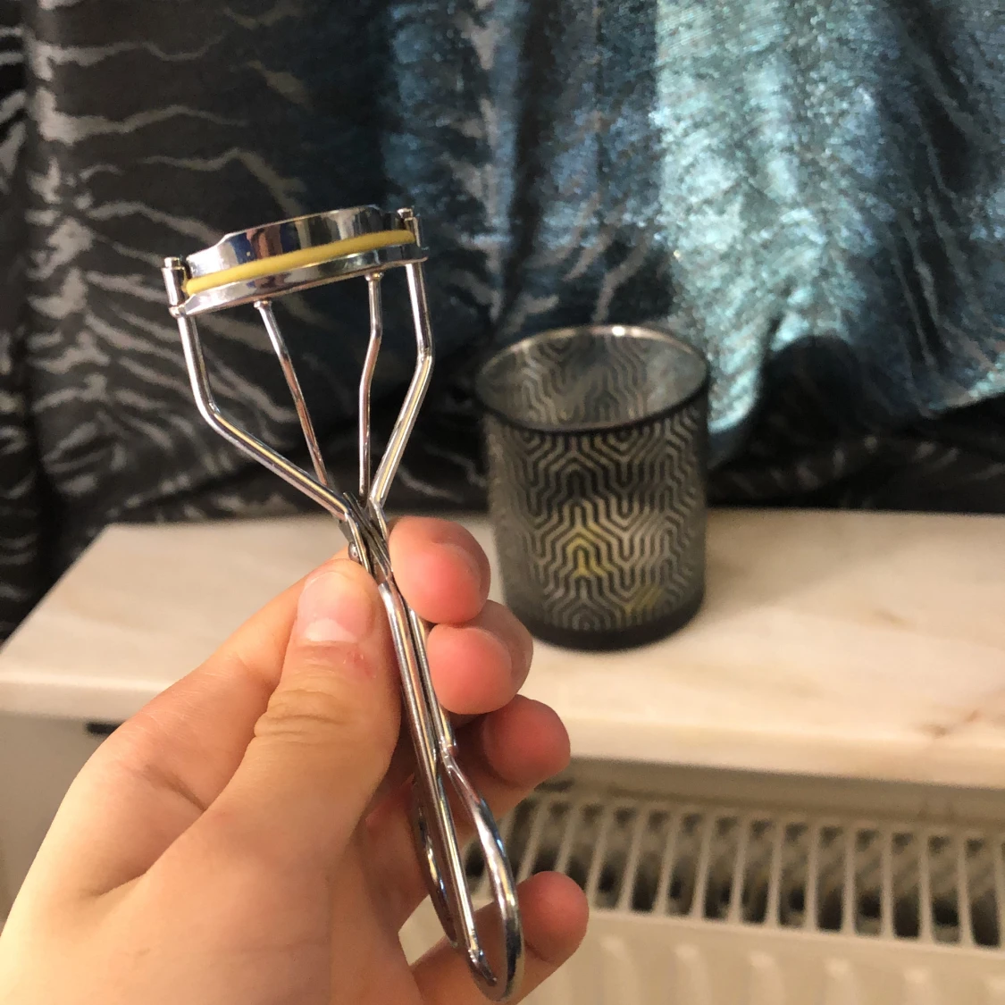 En ögonfrans böjare