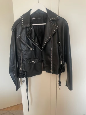 Skinnjacka  - Skinnjacka med nitar från zara stl XS passar till våren