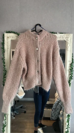 Kofta💖 - Tjock begie/damm rosa kofta med glitter, silver stora knappar, passar perfekt i olika fina tillfällen eller allmänt☺️