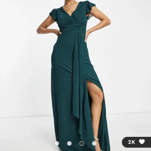 Balklänning  - Helt oanvänd (prislapp finns kvar) grön balklänning från ASOS. Ordinariepris: 880kr