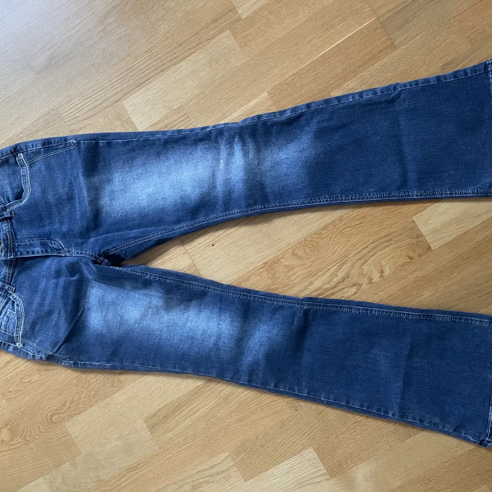Helt nya bootcut jeans stl L 40/42 från Shein . Jeans & Byxor.
