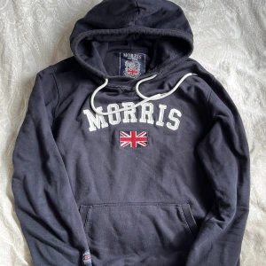 Blå morrishoodie - Köptes 2021  Använts rätt flitigt men det finns inga skador  Texten och tyget är i bra kvalite  Storlek L