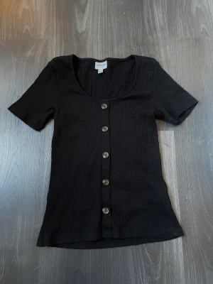 Topp - Topp / T-Shirt med knappar 