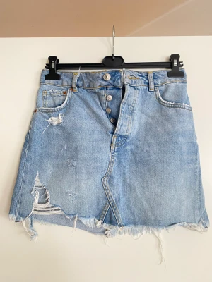 Jeans kjol- Gina Tricot - Jeans kjol från Gina Tricot, storlek: 36. Köparen står för frakten men kan även mötas upp i Kungälv/Göteborg🫶🏻