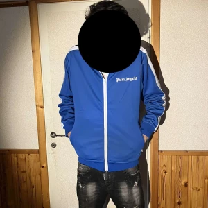 Palm angels tröja / kofta blå - Helt ny Palm Angels kofta i storlek M, taggar finns kvar och påse medfoljer 