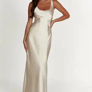 Köpte denna supersnygga klänning från Meshki, använd en gång på bal. Köpt på deras hemsida för 1450 kr (119 GBP). Kan tänka mig att sälja för 850 kr. Den är nytvättad och det är bara en liten fläck på baksidan längst ned (se bild)💛