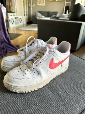 Nike air force - Superfina Nike skor med Valentines day/love tema. Inköpta för ca 1 och 1/2 år sedan, inte mycket använda. 