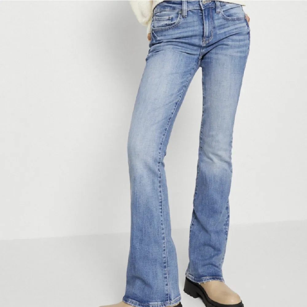 Oanvända jeans från american eagle, slutsålda på Zalando! Köpte för 700kr💜. Jeans & Byxor.