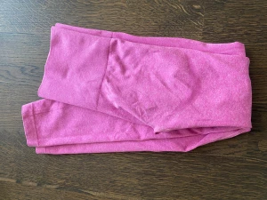 Rosa drömmen - Helt oanvända träningstights, sitter skönt är stretchiga och har en super fin färg.