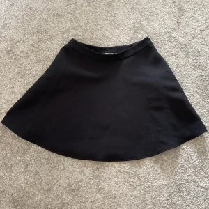 Kjol - Kjol från NAKD med dragkedja i sidan. Storlek 38. 