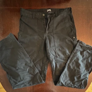 Zara Worker byxor  - Vida worker byxor från Zara. Storleken är kvinlig tror ja, skulle säga typ W30. Passar ej på mig längre men de har varit mycket uppskattade! 