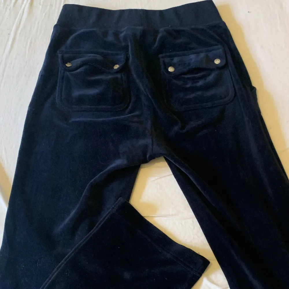 Ett par jätte snygga mörkblå juciy couture i storlek xxs  ❤️‍🔥inga skador . Jeans & Byxor.